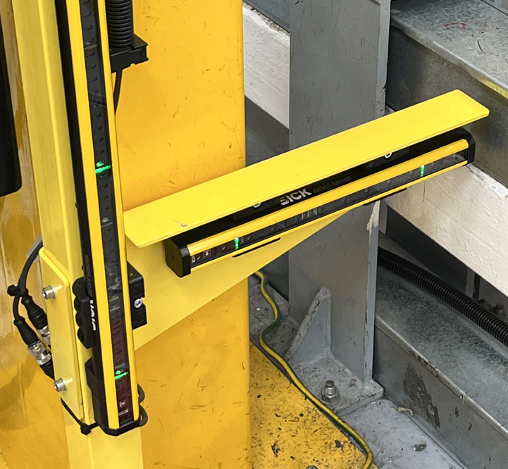 L-shaped safety light curtain